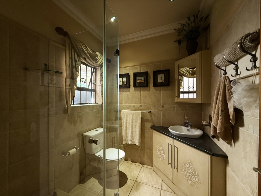 To Let 4 Bedroom Property for Rent in Van Der Hoff Park North West